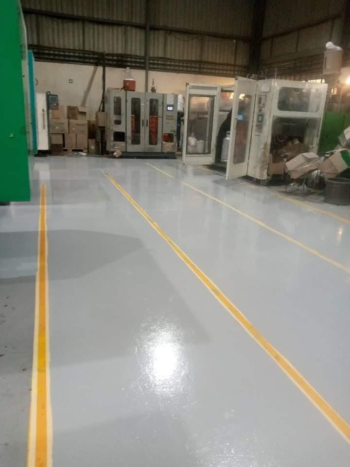 epoxy floor with yellow safety lines